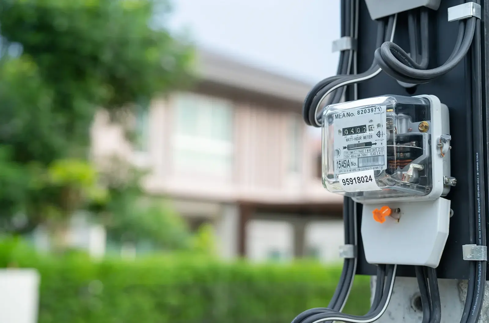 Compteur électrique devant une maison