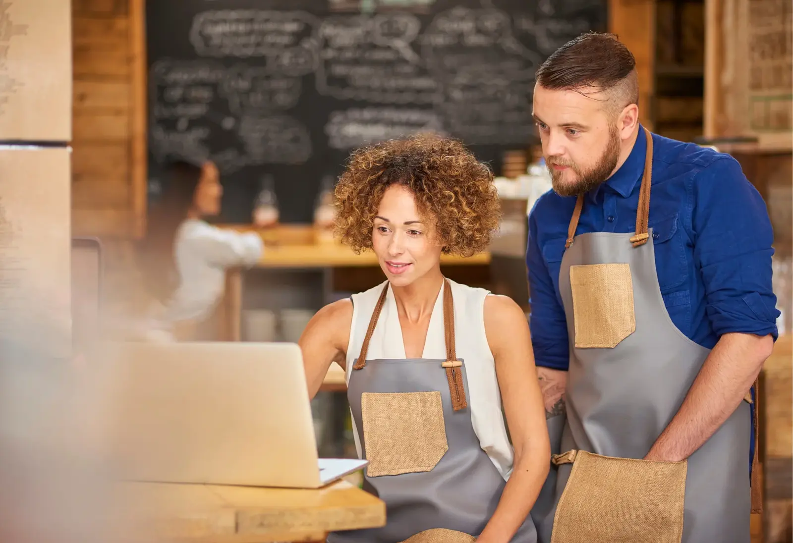 Deux commerçants devant un ordinateur