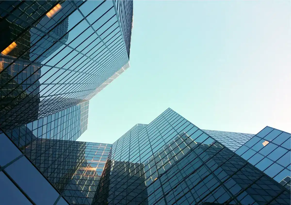 Façade vitrée d’un immeuble de bureaux