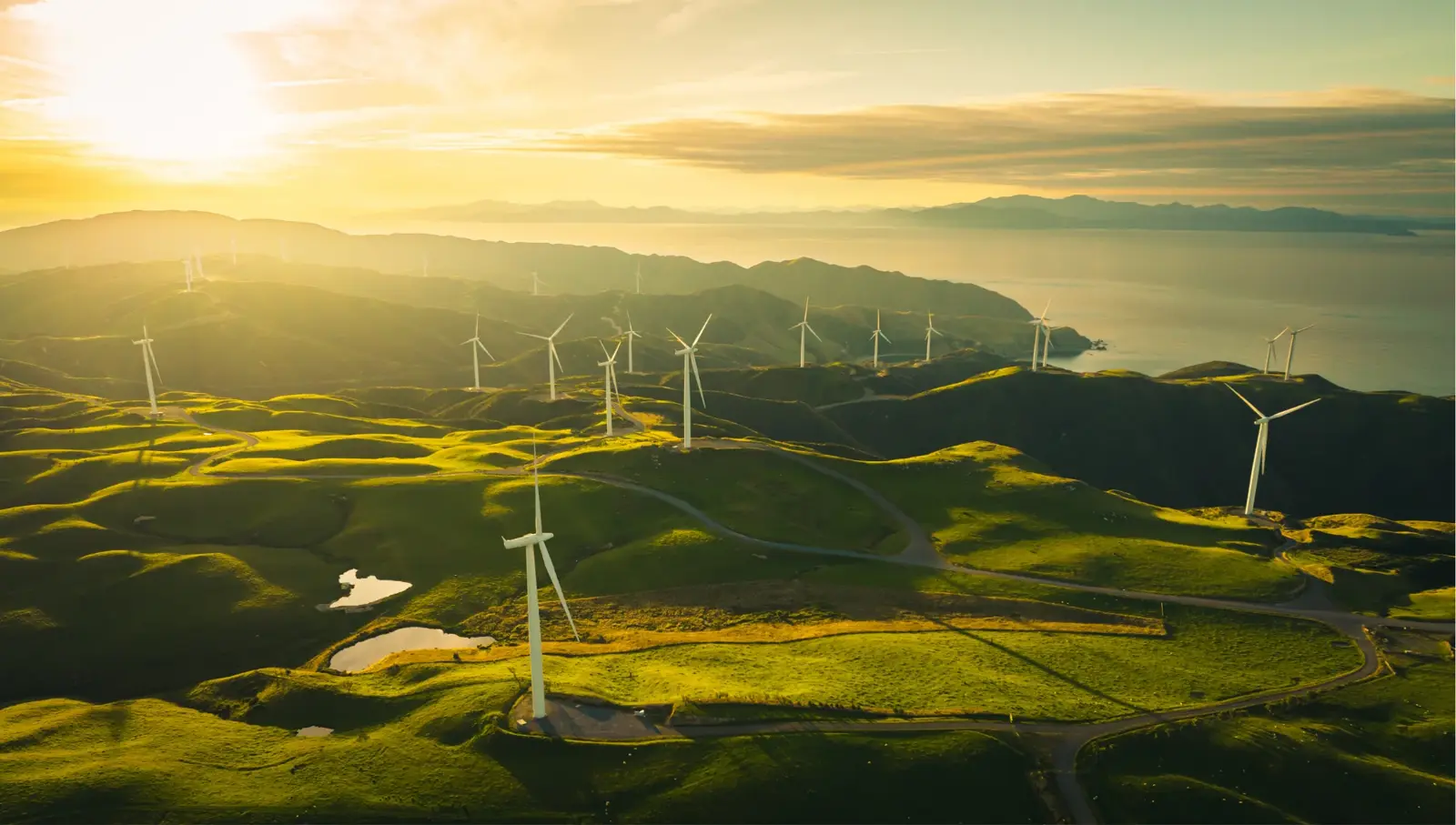 Éoliennes sur des collines au lever du soleil