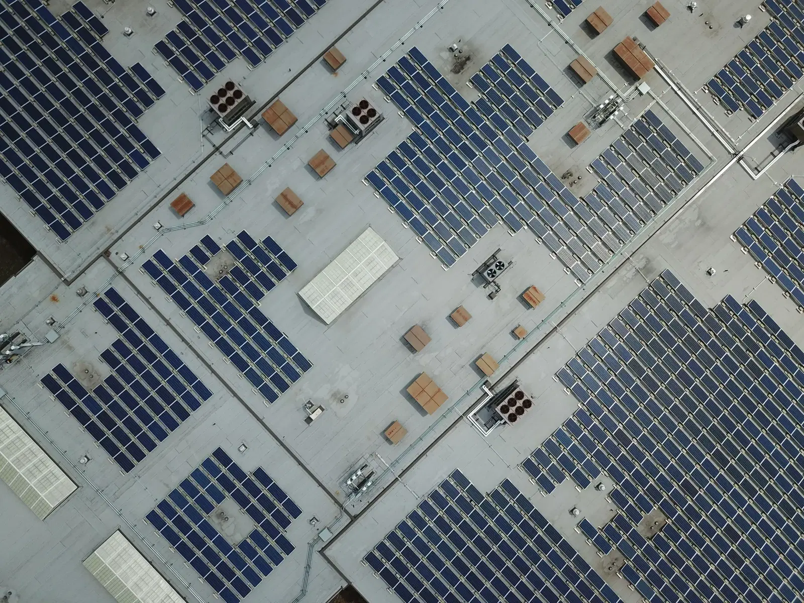 Vue aérienne d'une usine dont le toit est couvert de panneaux solaires