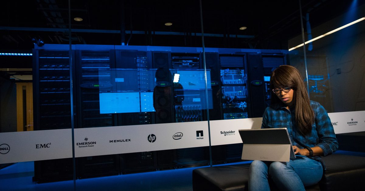 Maîtriser l’électricité dans les data centers et sites industriels : enjeux, leviers et cadre réglementaire