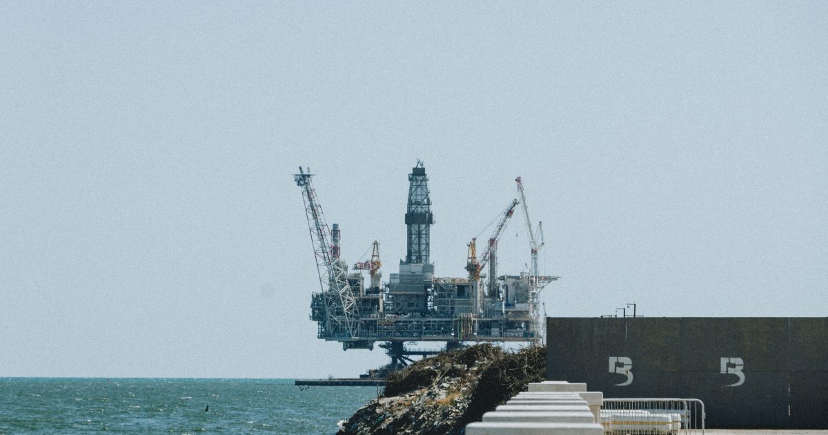 Hydrocarbures à Saint-Pierre-et-Miquelon : potentiel énergétique et réalités réglementaires
