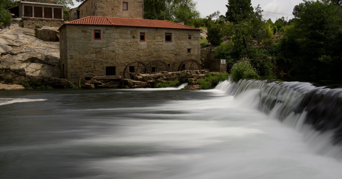 Auto-consommation locale : les moulins à eau au service de l’électricité moins chère