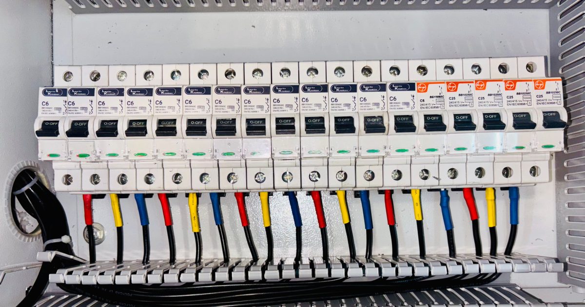 Panneaux solaires : le rôle clé du contrôleur MPPT expliqué aux particuliers et entreprises