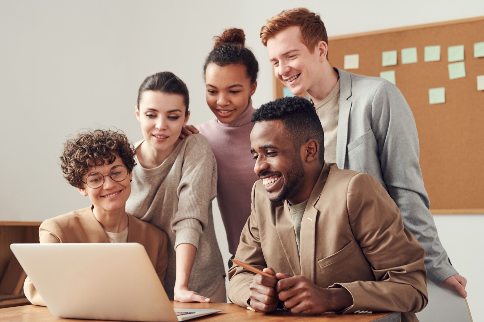 Conseiller expert accompagnant un client