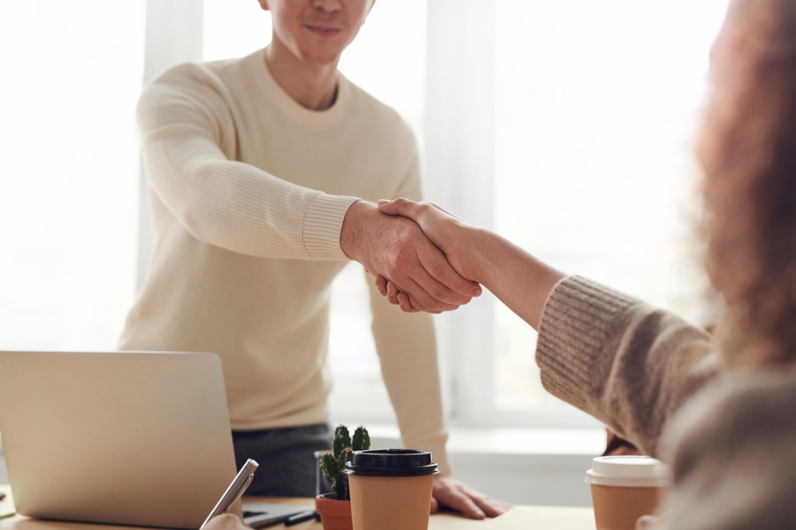 Négociation professionnelle en salle de réunion