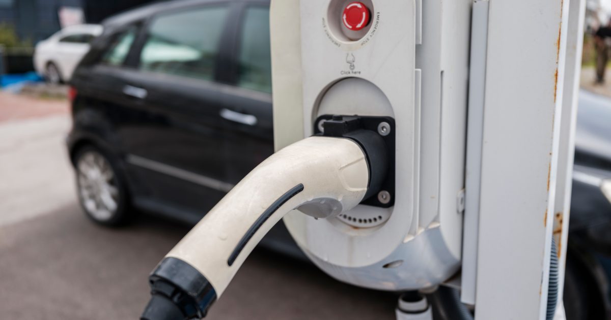 Bornes de recharge en entreprise : dispositifs d’aide et cadre réglementaire