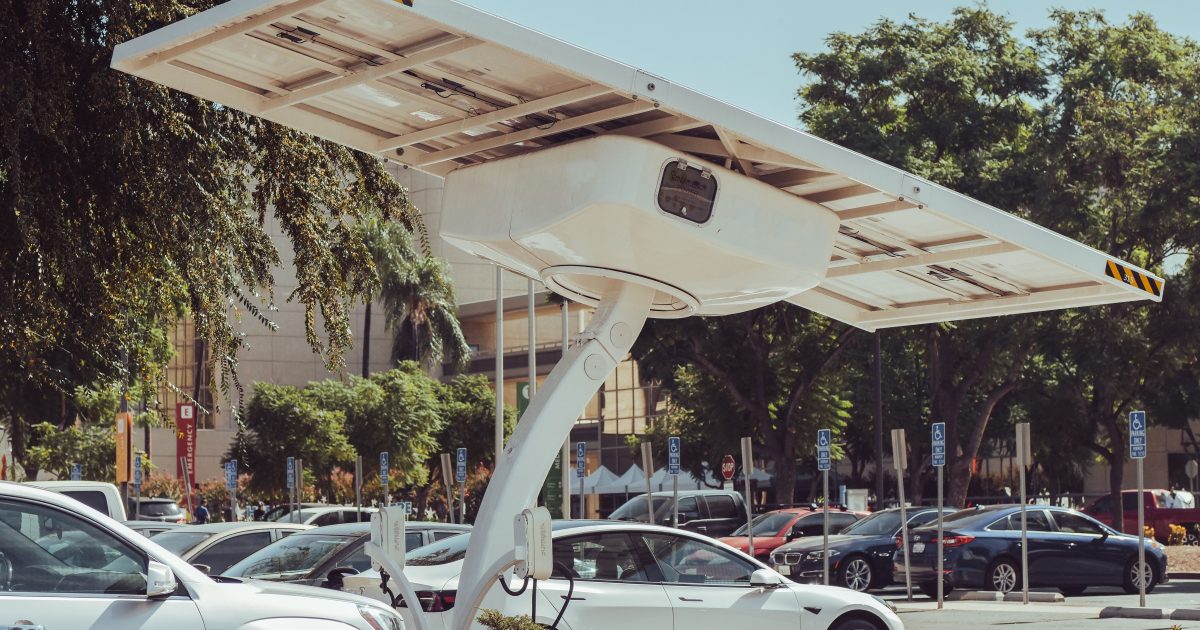 Décryptage : une île grecque atteint l’autonomie énergétique grâce aux renouvelables et au stockage