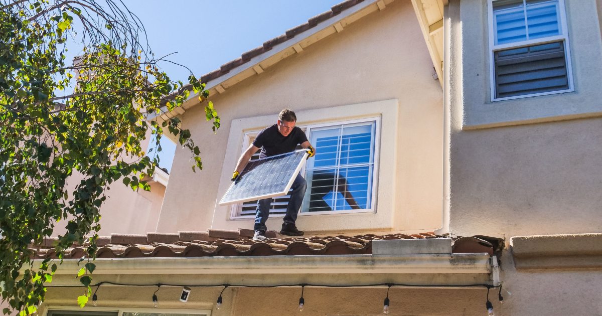 Procès d’une arnaque aux panneaux solaires et éoliennes domestiques : enjeux et précautions pour les particuliers et entreprises